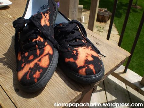 . Canvas Tennis Shoes, Dye Shoes, Tie Dye Shoes, How To Dye Shoes, How To Tie Dye, Bleach Tie Dye, Summer Craft, Tie Dye Shirts, Dye Shirt