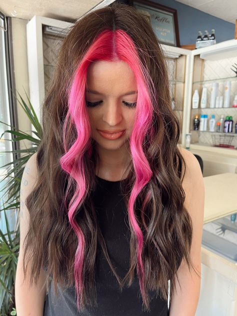 Brown Hair With Color Money Piece, Pink Money Pieces On Dark Hair, Black With Pink Money Piece, Brunette Hair With Pink Money Piece, Dark Hair Pink Money Piece, Pink Front Hair Streaks, Brunette With Pink Money Piece, Dark Hair With Pink Money Piece, Brown With Pink Money Piece