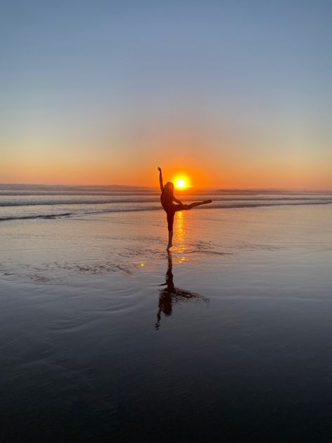 #ballet #beach #sunset #fyp #silhouette Flexibility Motivation, Sunset Dance Photography, Dance Beach Photography, Beach Dance Photography, Gymnastics Sunset, Ballet On The Beach, Dance Pic, Sunset Yoga Poses, Ballet Beach Photography