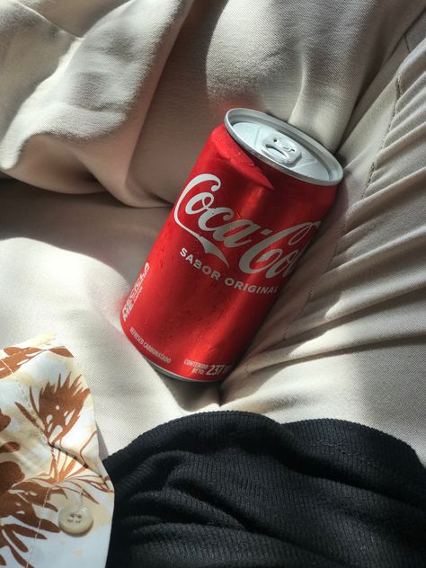 Fondo para historias de Instagram Cocoa Cola, 90s Grunge Hair, Cherry Coke Can, Coca Cola Can, Coke Cola, Pepsi Cola, Drawing People, Pretty Wallpapers, True Love