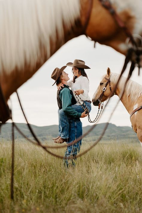 Couple Horse Photography, Horse Engagement Photos, Horse Wedding Photos, Couple Western, Western Engagement Pictures, Horses Aesthetic, Western Couple Photoshoot, Western Couples, Western Engagement Photos