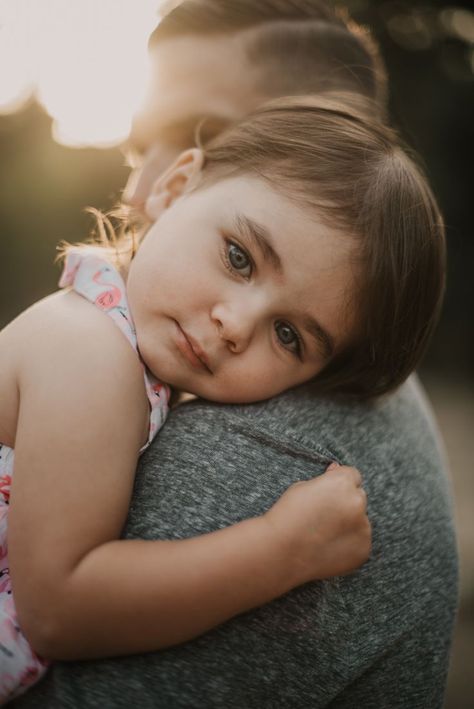 Father Son Photography, Father Daughter Photos, Mother Baby Photography, Summer Family Pictures, Father Daughter Photography, Cute Family Photos, Toddler Photoshoot, Family Photos With Baby, Family Photoshoot Poses