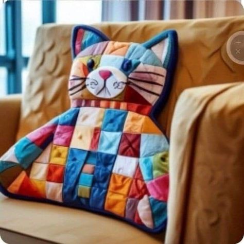 Katt Grejer, Cat Quilt Patterns, Sewing Cushions, Applique Pillows, Pillow Crafts, Fabric Christmas Ornaments Diy, Folded Fabric Ornaments, Christmas Ornaments Diy, Quilted Christmas Ornaments