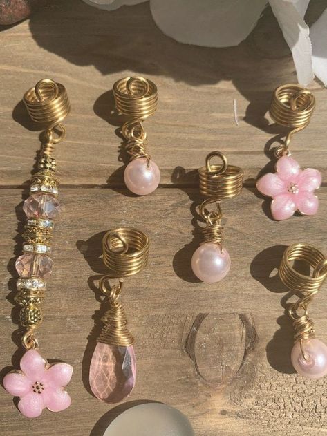 Are these little pink flowers adorable!? Imagine them hanging from your dreads Dreads Jewelry, Loc Accessories, Pink Daisy Flower, Dreadlock Jewelry, Yaki Hair, Braid Accessories, Hair Charms, Braid Jewelry, Long Box Braids