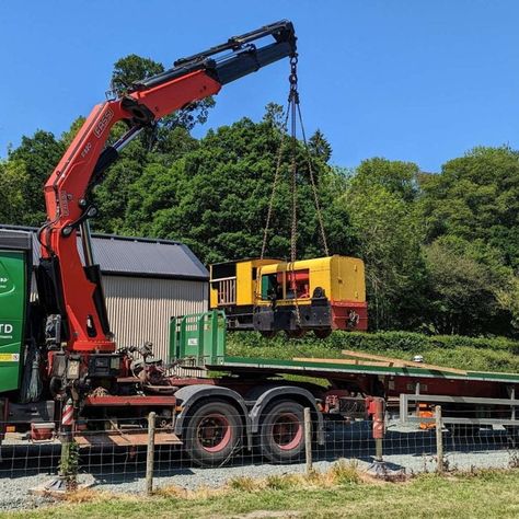 'Nutty' is to transfer from Stonehenge Works on the the Leighton Buzzard Railway to its new long-term home at Welshpool and Llanfair Light Railway https://www.railadvent.co.uk/2023/06/vertical-boiler-locomotive-arrives-at-new-home-in-wales.html #tywyn #london #sentinel #welshpool #peterborough #LeightonBuzzard #LeightonBuzzardRailway #WelshpoolAmpLlanfairLightRailway London Brick, Brick Companies, Leighton Buzzard, Engineering Works, Railway Museum, Buzzard, Peterborough, Steam Locomotive, Stonehenge