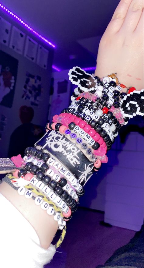 Goth Kandi Bracelets, Emo Kandi Ideas, Goth Kandi, Scene Bracelets, Emo Couple, Kandi Inspiration, Giratina Pokemon, Scene Kandi, Pulseras Kandi