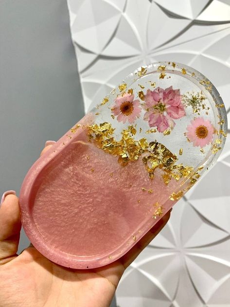 Resin Ring Dish, Pink Resin Tray, Resin Jewelry Dish, Resin Trays Diy, Resin Ideas Diy, Things To Make With Resin, Resin Crafts Ideas Inspiration, Resin Tray Ideas, Resin Craft Ideas