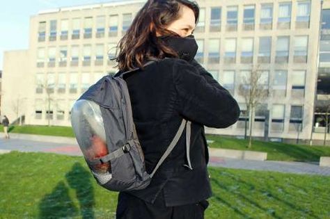 A woman wears "The Plant Bag", a backpack fitted with a breathing mask connected to the pack which contains a plant on JAN16 Plant Backpack, Breathing Mask, Plant Bags, La Pollution, Future Trends, Design Competitions, Student Backpacks, Air Pollution, Dutch Design