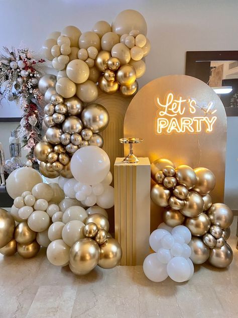 Sweet 16 Party Ideas Neutral Colors, Champagne Gold Balloons, Woman Birthday Decorations, Champagne Gold Decorations, 60 Birthday Party Decoration For Women, 60th Birthday Balloon Garland, Champagne Color Birthday Ideas, Bd Decoration Ideas, Champagne Gold Decor