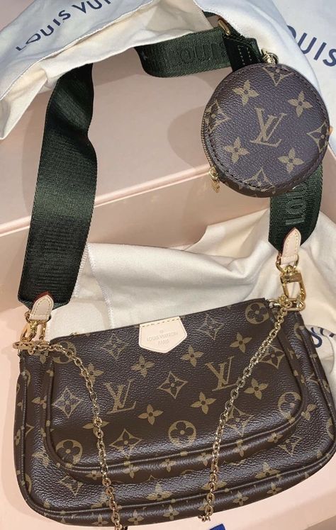 Louis Bag, Sac Louis Vuitton, Fancy Flowers, Louis Vuitton Collection, Looks Party, Girly Bags, Best Poses For Pictures, Apple Watch Accessories, Girly Gifts