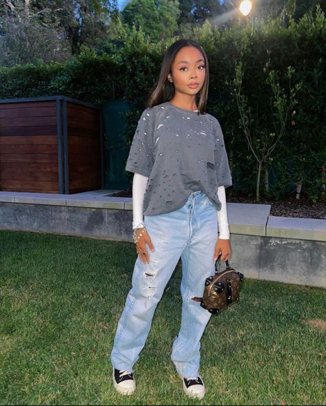 Skai Jackson Outfits Casual, Skai Jackson Outfits, Elizabeth Costume, Picture Taking Ideas, Celebrity Fits, Teenage Style, Skai Jackson, T Shirt Model, Trends 2025