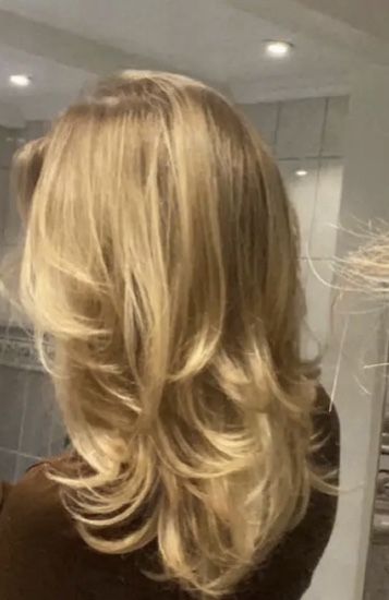 Blowout With Layers, Mid Length Blonde Hair, Short Hair Blowout, Middle Length Hair, 90s Haircuts, Blonde Layered Hair, Layered Haircuts For Medium Hair, Hairstyles For Layered Hair, Honey Blonde Hair