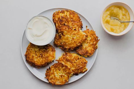 German Potato Pancakes (Kartoffelpuffer) Recipe Potatoe Pancakes, German Meals, Polish Potato Pancakes, Crispy Potato Pancakes, Recipes Airfryer, German Potato Pancakes, Potatoe Pancake Recipe, Potato Pancake, German Foods