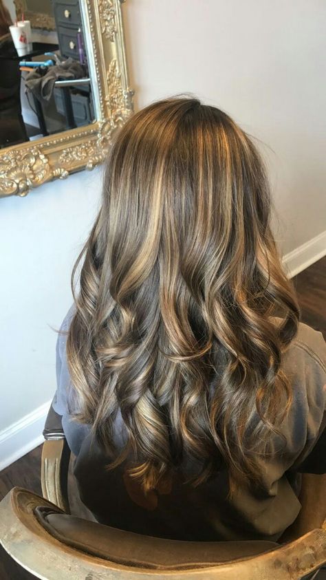 Curled Hair With Highlights, Brunette With Gold Highlights, Brunette Curls With Highlights, Wavy Hair Brown Highlights, Balayage 2b Hair, Blonde Balayage Dark Hair, Caramel Highlights On Wavy Hair, Honey Caramel Balayage, Carmel Highlights On Brown Hair Wavy