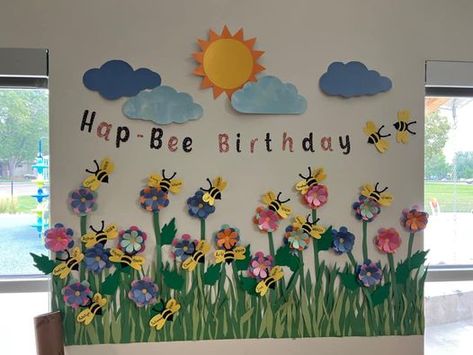 Birthdays Wall Ideas For Classroom, Nursery Boards Classroom Displays, Wall Ideas For Preschool Classroom, Birthday Wall Ideas For Preschool, Daycare Birthday Wall Ideas, Diy Birthday Classroom Display, Flower Birthday Board Classroom, Daycare Art Wall Ideas, Garden Birthday Board Classroom