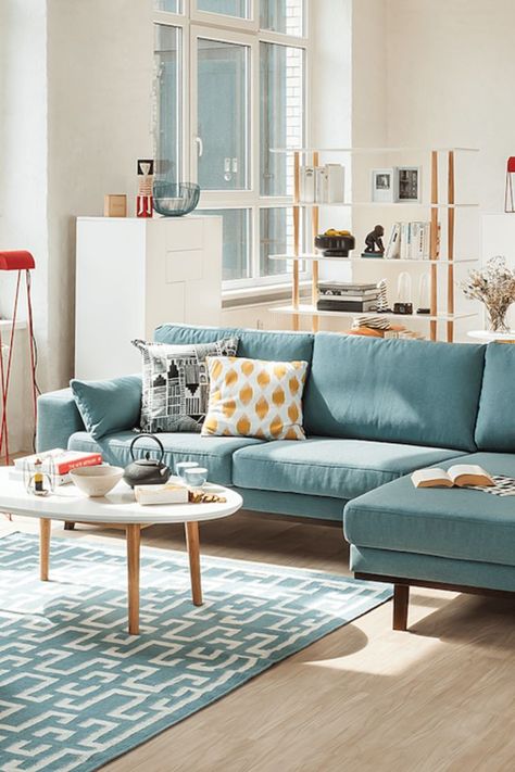 Chesterfield Living Room, Feminine Living Room, Meja Sofa, Pretty Living Room, Blue Couch, Style Salon, Sofa L, Corner Sofa Design, Living Room Corner