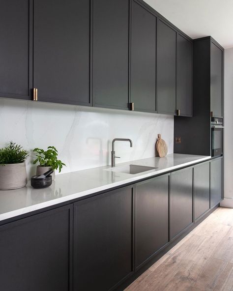 Black Kitchen Shaker Cabinets, Shaker Interior Design, Modern Shaker Cabinets, Flat Front Kitchen Cabinets, Modern Shaker Style Kitchens, Black Shaker Kitchen, Kitchen Shaker Cabinets, Shaker Cabinets Kitchen, Framed Kitchen Cabinets