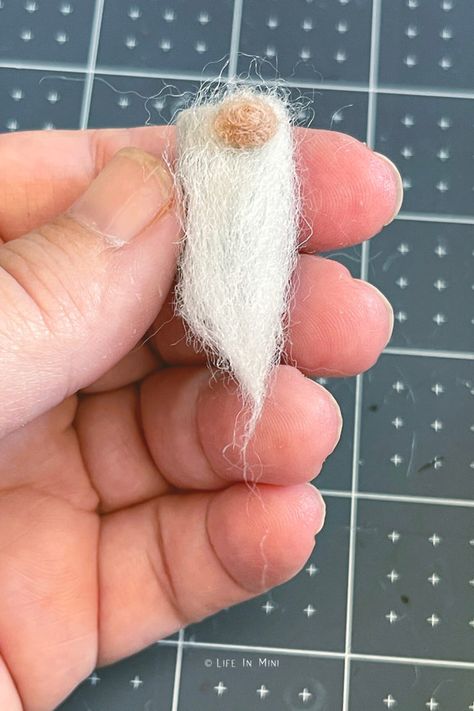 Felted Gnomes Diy, Mini Gnomes Diy, Diy Gnome Doll, Miniature Gnomes, Mini Gnomes, Felted Gnomes, Felt Tutorial, Dollhouse Halloween, Gnome Tutorial