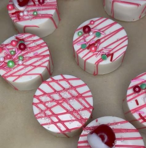 Cherry Almond Cake Pucks – Benty Cakes LLC Benty Cake Puck, Cake Mix Cake Pops, Melting Chocolate For Dipping, Honeybee Cookies, Cake Cycles, Cake Pucks Recipe, Puck Cakes, Oreo Pucks, Puck Recipes