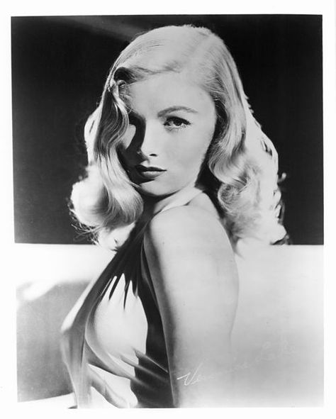 Veronica Lake Hair, The Veronicas, Lake Hair Styles, Stars D'hollywood, Classic Hollywood Glamour, Veronica Lake, Roll Hairstyle, Classic Actresses, Jessica Rabbit