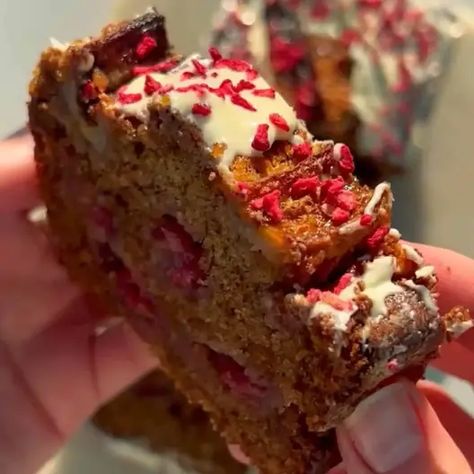 White Chocolate and Raspberry Banana Bread - Georgina Eliza Raspberry Banana Bread, White Chocolate Banana Bread, Nutty Banana Bread, White Chocolate Banana, Raspberry Banana, Vegan Banana Bread Recipe, Chocolate And Raspberry, Sweet Easy, Vegan Banana Bread