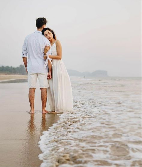 Prewedding Photography Beach, Friend With Benefits, Wedding Shoot Ideas, Pre Wedding Photoshoot Beach, Couples Beach Photography, Pre Wedding Photoshoot Props, Beach Photo Session, Pre Wedding Photoshoot Outfit, Wedding Photoshoot Props