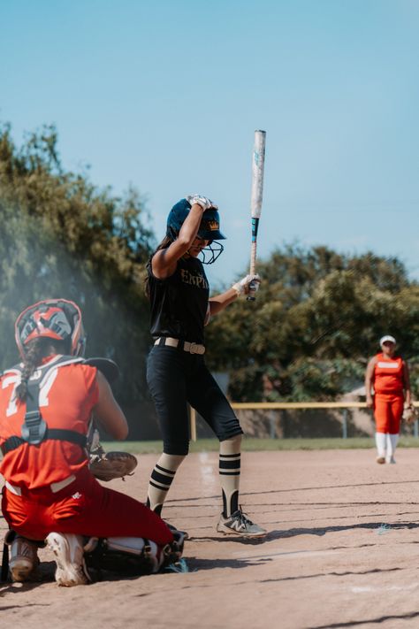 softball | at bat | photography | professional pictures | videoography | softball hair ideas | softball pictures | helmet | bat | photo opp | filter | hit | sport picture Softball Hair Ideas, Before Shower Workout, Aesthetic Softball Pictures, Softball Aesthetic Pictures, Bat Photography, Action Softball Pictures, Preppy Softball, Softball Pictures Poses Individual Pitcher, Softball Pictures Pitcher