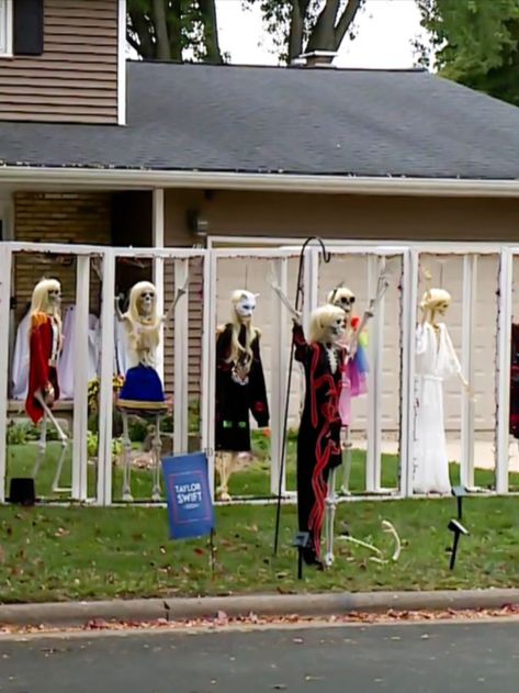 Not-So-Scary Taylor Swift-Inspired Halloween Theme Adorns Wisconsin Family’s Yard Taylor Swift Halloween Decorations, Taylor Swift Halloween Decor, Taylor Swift Trunk Or Treat, Halloween Taylor Swift, Taylor Swift Halloween, Spooky Halloween Crafts, Swift Party, Halloween Outside, Beetlejuice Halloween