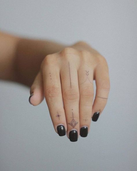 Tattoos On Women, International Tattoo, Tiny Finger Tattoos, Tattoos Instagram, Cute Finger Tattoos, Small Finger Tattoos, Finger Tattoo For Women, Hand And Finger Tattoos, Ring Finger Tattoos