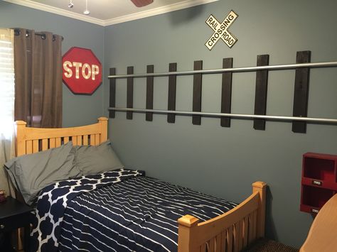 Train room. DIY train track Train Bedroom Decor, Train Room Decor, Train Bedroom, Diy Train, Boy Room Themes, Theme Bedrooms, Kids Bedroom Boys, Train Room, Train Theme