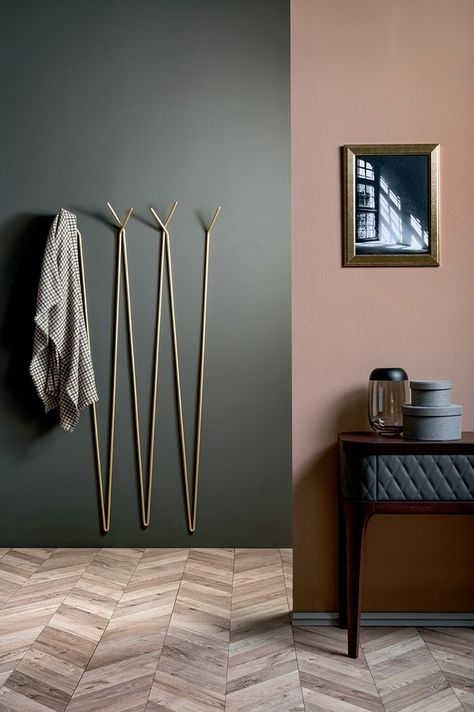 Idée: gros élastique contre le mur, horizontalement. Ou fil électrique tissu. Seaside Interiors, Coat Hanger Stand, Vstupná Hala, Clothes Hanging, 아파트 인테리어, Home Entrance Decor, Entrance Decor, Painted Metal, Coat Hanger