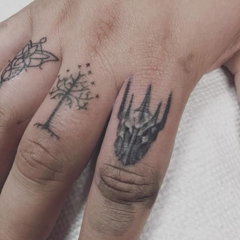 26 Rad LORD OF THE RINGS Tattoos | Book Riot Lotr Tattoo Ideas, Hobbit Tattoo, Tolkien Tattoo, Ring Tattoo Designs, Small Wave Tattoo, Tato Tradisional, Lotr Tattoo, Lord Of The Rings Tattoo, Band Tattoos