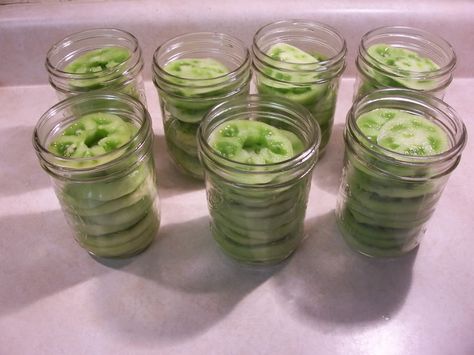 Cowgirl's Country Life: Canning Green Tomatoes for Frying Can Green Tomatoes, Canning Green Tomatoes, Pickled Green Tomatoes, Green Tomato Recipes, Dehydrating Food, Canning 101, Fried Tomatoes, Canning Vegetables, Canned Food Storage