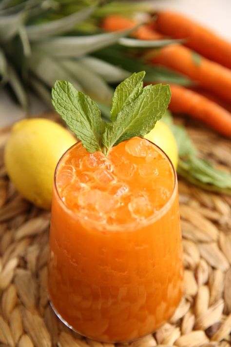 Try this tasty JUICE FOR BETTER DIGESTION AND STOMACH INFLAMMATION The Kuvings REVO830 Juicer makes great tasting juice and is super easy to clean. To Save 10% use code: TUTORIALS *link in bio Serves 2: 1/2 Pineapple 5-6 Carrots 1 Lemon 2-3 Mint leaves The enzymes in pineapple juice help break down protein in your gut, which can help reduce constipation, gas, and bloating. Carrots increase saliva and supply essential minerals, vitamins and enzymes that aid in digestion. Lemon juice not Mint Juice Recipe, Stomach Inflammation, Lemon Mint Juice, Overnight Remedies, Abc Juice, Mint Juice, Morning Juice, Better Digestion, Wellness Shots