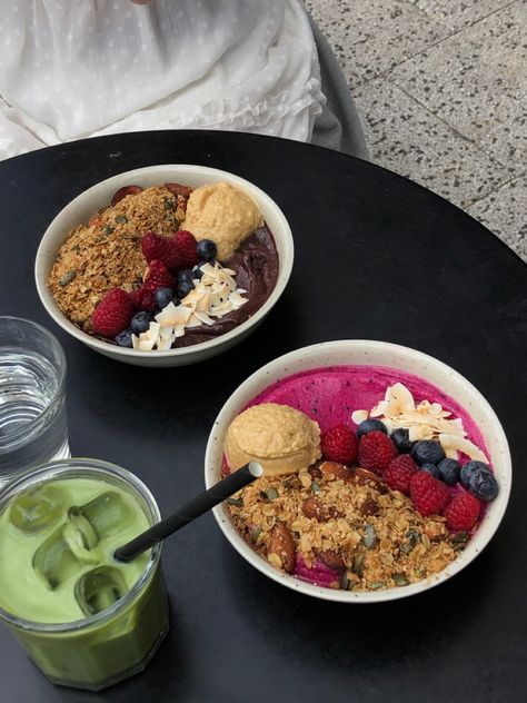 Pitaya Bowl Recipe, Pitaya Bowl, Yogurt Bowl, Food Goals, Bowls Recipe, Cafe Food, Smoothie Bowl, Healthy Eats, Fruit Bowl