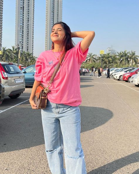 Pose In Oversized Shirt, Michu Somya Gupta, Somya Gupta, Aesthetic Pose, Trendy Outfits Indian, Outfits Indian, Pic Poses, Oversized Clothes, Dressing Sense