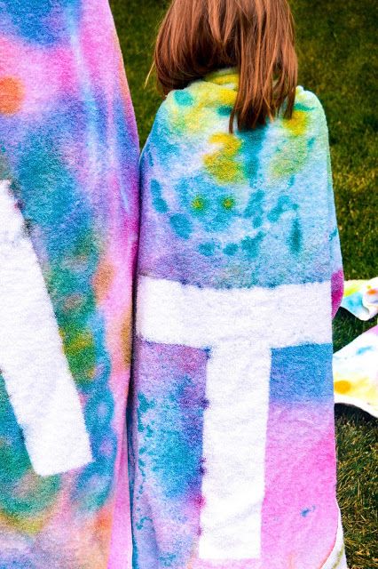 Aesthetic Nest: Craft: Spray Dye Swim Towels (Kids' Craft) Tie Dye Name Towel Diy, Tie Dye Towels With Names, Tye Dye Towels, Tye Dye Diy, Tie Dye Towels, Fast Crafts, Tie Dye Sheets, Nest Craft, Beach Crafts For Kids