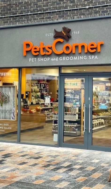 Dog Grooming Salon Decor, Pet Store Design, Pet Store Ideas, Pet Grooming Salon, Vet Office, Dog Spa, Pet Market, Dog Grooming Salons, Storefront Design