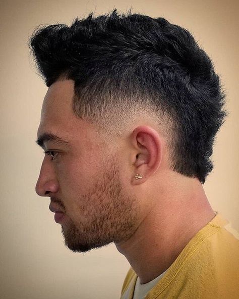 We have gathered the best burst fade haircuts for you. It is a very modern and cool style. Look at our the newest burst fade gallery. Frohawk Fade Men, Taper Mohawk, Men Mohawk, Frohawk Fade, Curly Taper, Taper Fade Mohawk, Mohawk Fade, Fade Mohawk, Mohawk For Men