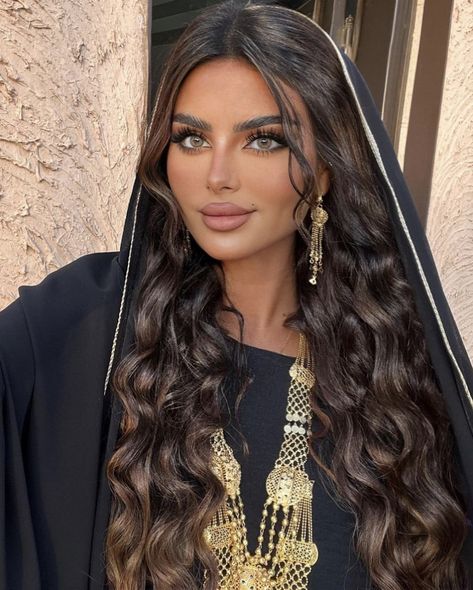 Saudi Hairstyles, Arabian Hairstyle, Saudi Makeup, Arabic Lifestyle, Saudi Arabian Women, Makeup Arab, Arabic Hairstyles, Arab Makeup, Saudi Women