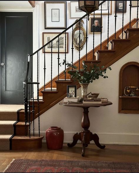 Front Entryway Ideas With Stairs, Connecticut House, تحت الدرج, Entryway Stairs, Entryway Decor Ideas, Beautiful Entryways, Staircase Ideas, Entrance Ideas, Stair Decor