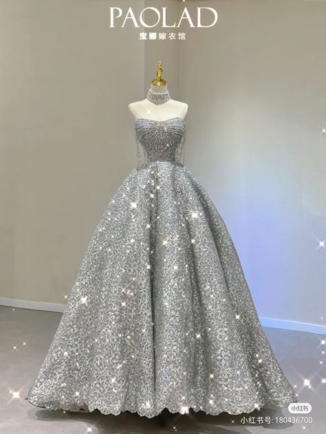 Silver Ball Gown, Kpop Stage Outfits, Ball Gowns Fantasy, Floral Dresses With Sleeves, Award Show Dresses, Kpop Stage, Gowns Dresses Elegant, Prom Dress Inspiration, Pretty Prom Dresses