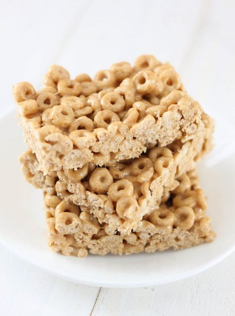 These No-Bake Peanut Butter Cheerio Bars are an easy cereal treat that both kids and adults will love! Cheerios Snacks, Peanut Butter Cheerio Bars, Cheerio Bars, Easy Bar Recipes, Honey Nut Cheerios, Cereal Treats, Peanut Butter Honey, Cereal Bars, Peanut Butter Bars