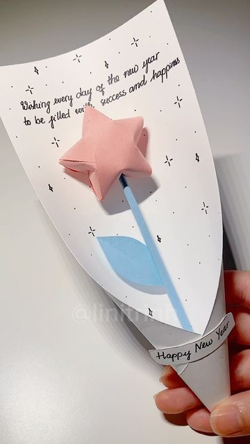 Paper Gift For Birthday, What To Gift Yourself On Your Birthday, Easy Cute Gifts For Friends, Gift From Paper, Cute Paper Things, Diy Easy Crafts With Paper, Diy Cute Cards, Diy Cute Gifts For Friends, Gift Ideas With Paper