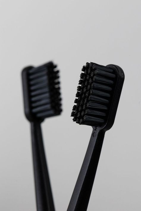 A plain white wall was used. If it is not highlighted, it will acquire a very soft grayish gradient. A good combination for a close-up of the bristles of a black toothbrush. Black Toothbrush, Dental Branding, Dental Wallpaper, Teeth Aesthetic, Dental Photos, Dental Aesthetics, Dental Photography, Aesthetic Dentistry, Dental Art