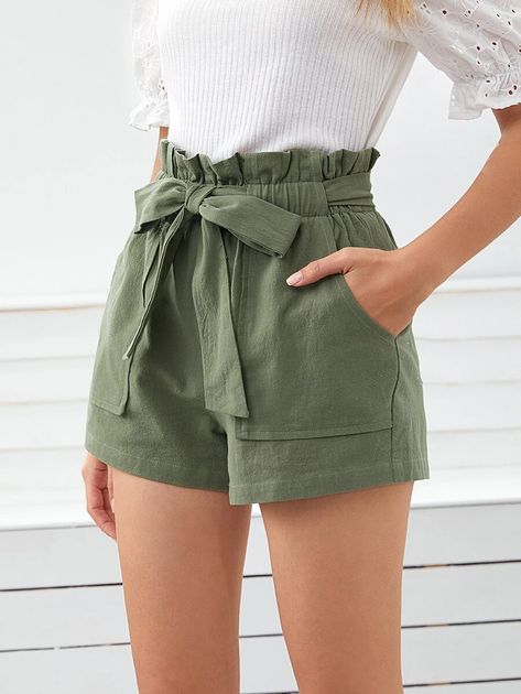 Paperbag Waist Slant Pocket Belted Shorts | SHEIN USA Como Fazer Short, Style Bleu, Paper Bag Shorts, Elegante Casual, Belted Shorts, Green Shorts, Dressy Casual, Preppy Outfits, Shorts With Pockets