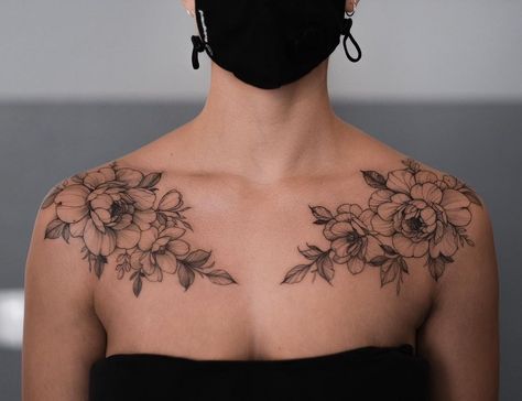 Chest Tattoo Flowers, Chest Tattoo Female Upper, Flower Neck Tattoo, Collar Tattoo, Clavicle Tattoo, Floral Tattoo Shoulder, Small Chest Tattoos, Torso Tattoos, Fineline Tattoo