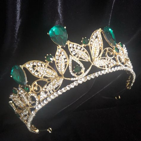 Rhinestone Tiara With Clear And Emerald Green Colors. Never Used. Great For A Quinceaera To Wear On Her Special Day. One Size Fits All. Final Sale - No Returns. Emerald And Gold Quince, Gold Tux, Quincenera Dress, Green Quince Dress, Quince Crown, Quinceanera Tiaras, Green Quince, Quinceanera Themes Dresses, Green Crown