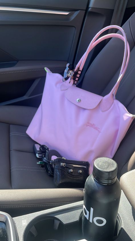 Pink Longchamp Bag Outfit, Pink Longchamp Bag, Longchamp Aesthetic, Longchamp Le Pliage Club, Aesthetic Feminine, Uni Bag, Feminine Outfits, School Bag Essentials, Pink Bags