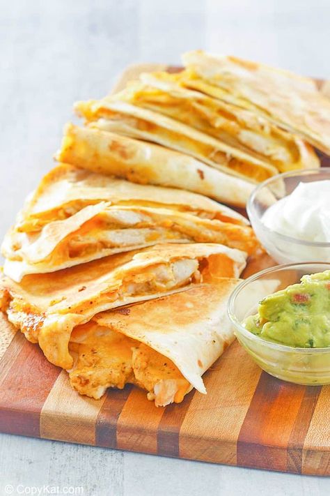 Taco Bell Chicken Quesadilla, Chicken Quesadillas Taco Bell, Quesadilla Sauce, Taco Bell Quesadilla, Creamy Jalapeno Sauce, Quesadilla Recipes Easy, Taco Bell Recipes, Chicken Quesadilla Recipe, Creamy Jalapeno